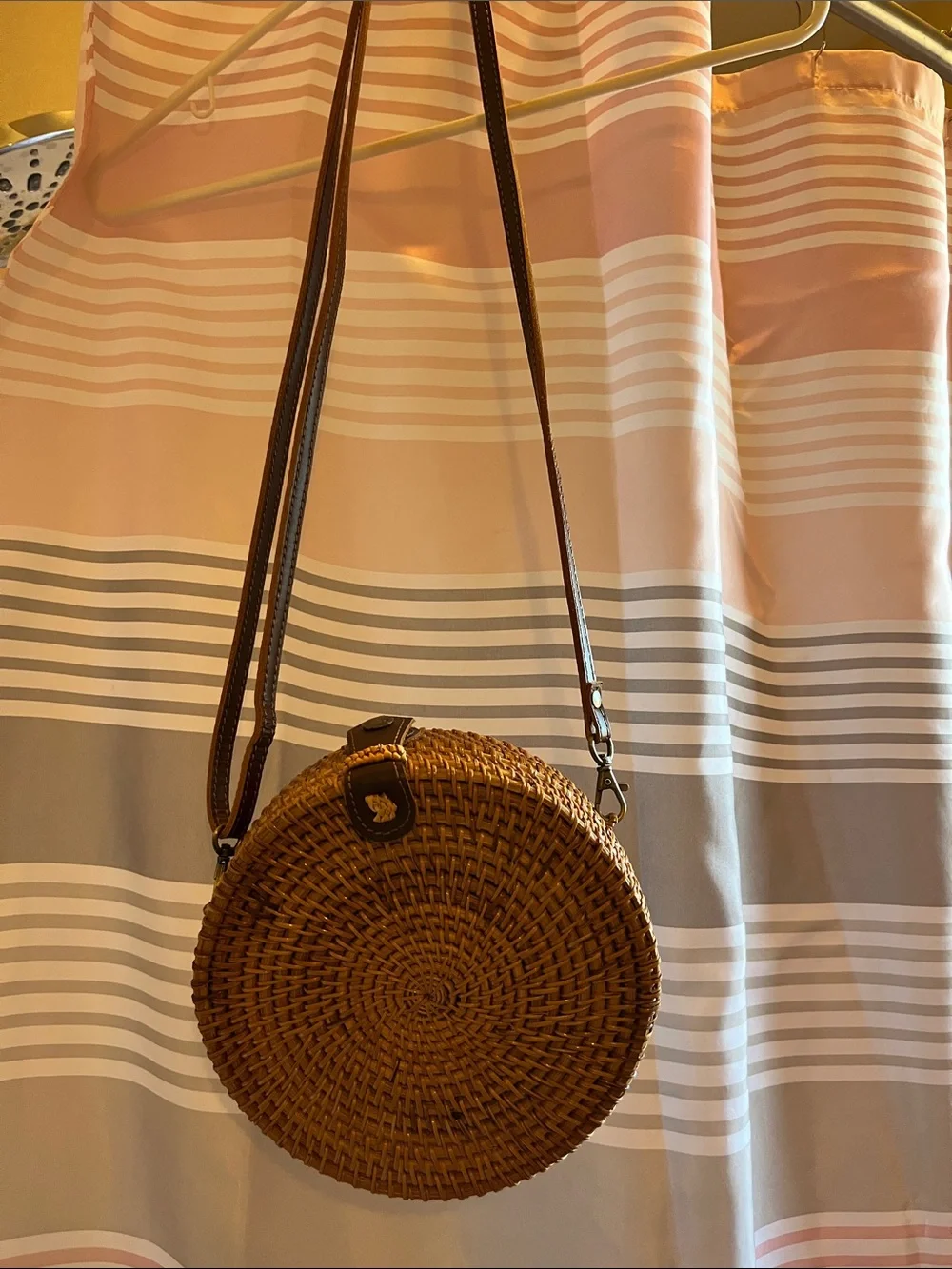 Summer Round Woven Crossbody Bag in Brown with Adjustable Strap clean pre owned